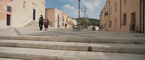 Media 8435_la vita va cosi_piazza parrocchia_0.jpg